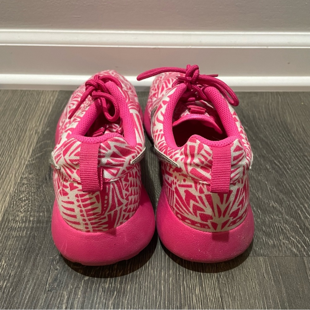 Nike Girl’s Roshe Aztec Pink Pattern Tennis Shoes - Picture 3 of 6